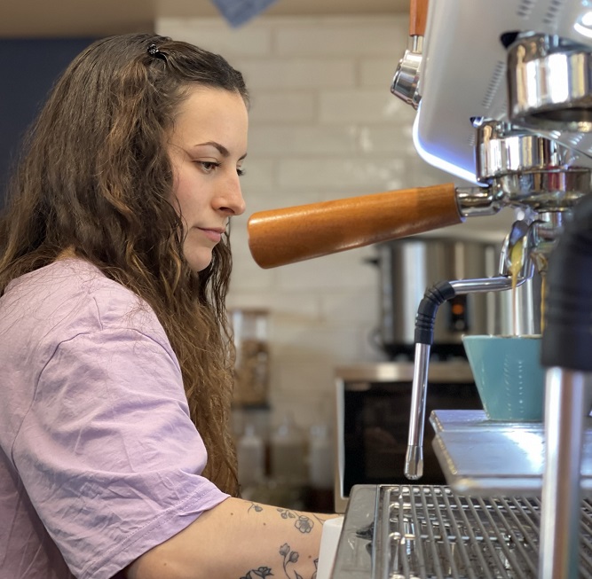 Mathilde en cuisine u coffee shop Acapella