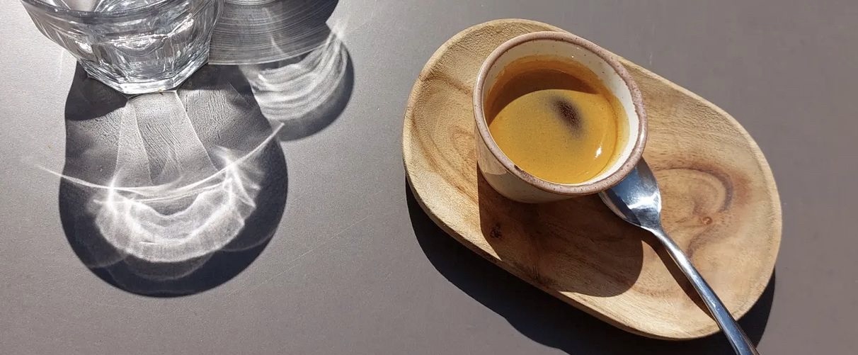 café expresso verre d'eau en terrasse